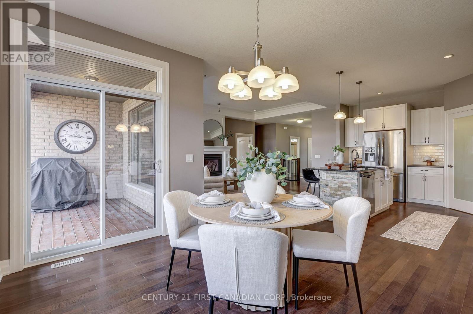 696 Bennett Crescent, Strathroy-Caradoc (Mount Brydges), ON - Indoor Photo Showing Dining Room