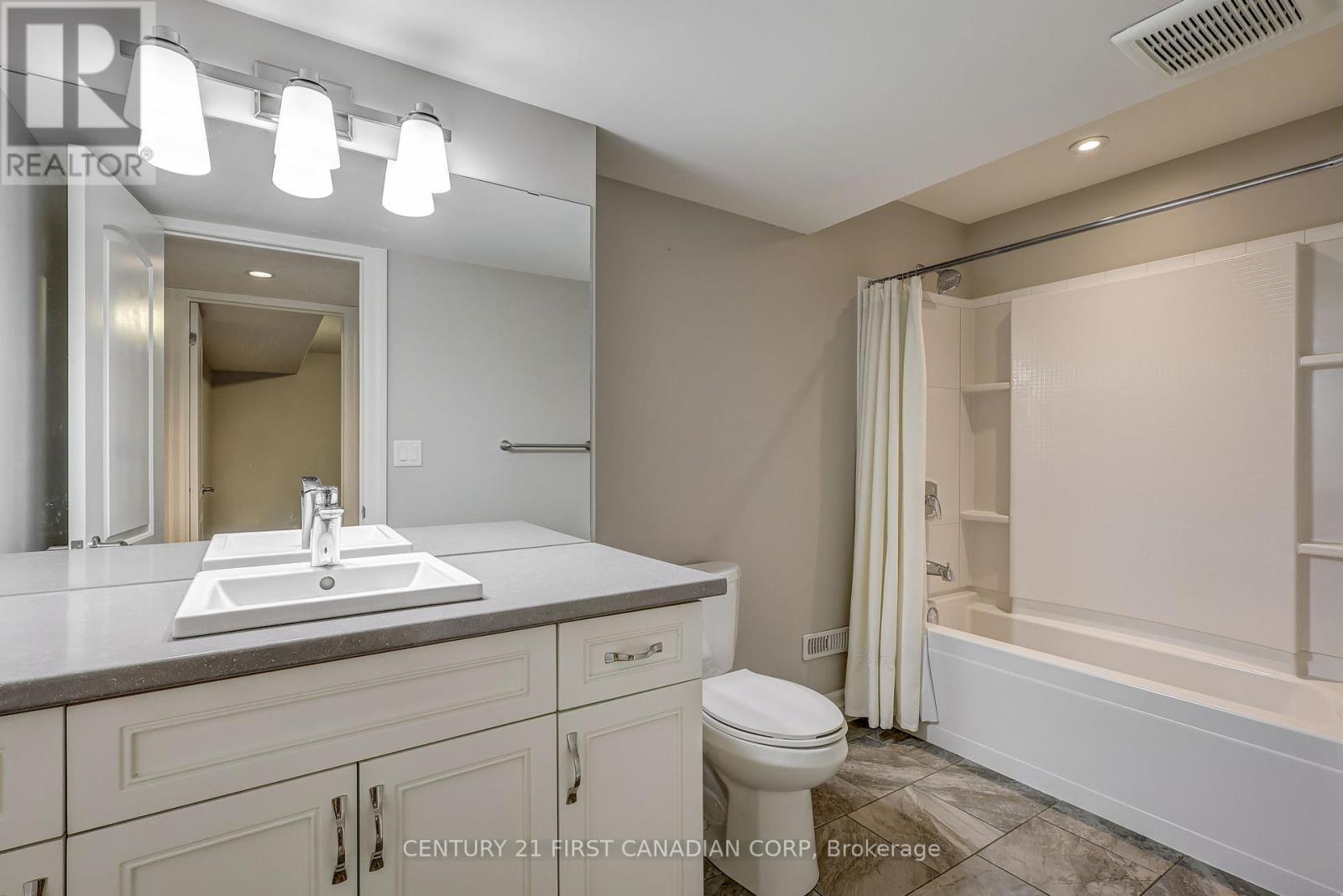 696 Bennett Crescent, Strathroy-Caradoc (Mount Brydges), ON - Indoor Photo Showing Bathroom