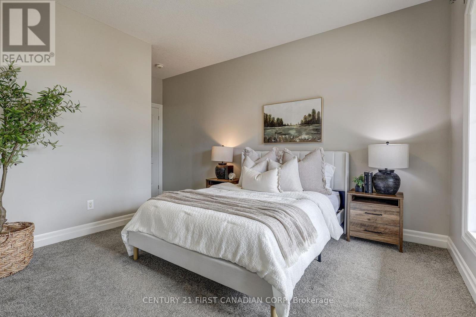 696 Bennett Crescent, Strathroy-Caradoc (Mount Brydges), ON - Indoor Photo Showing Bedroom