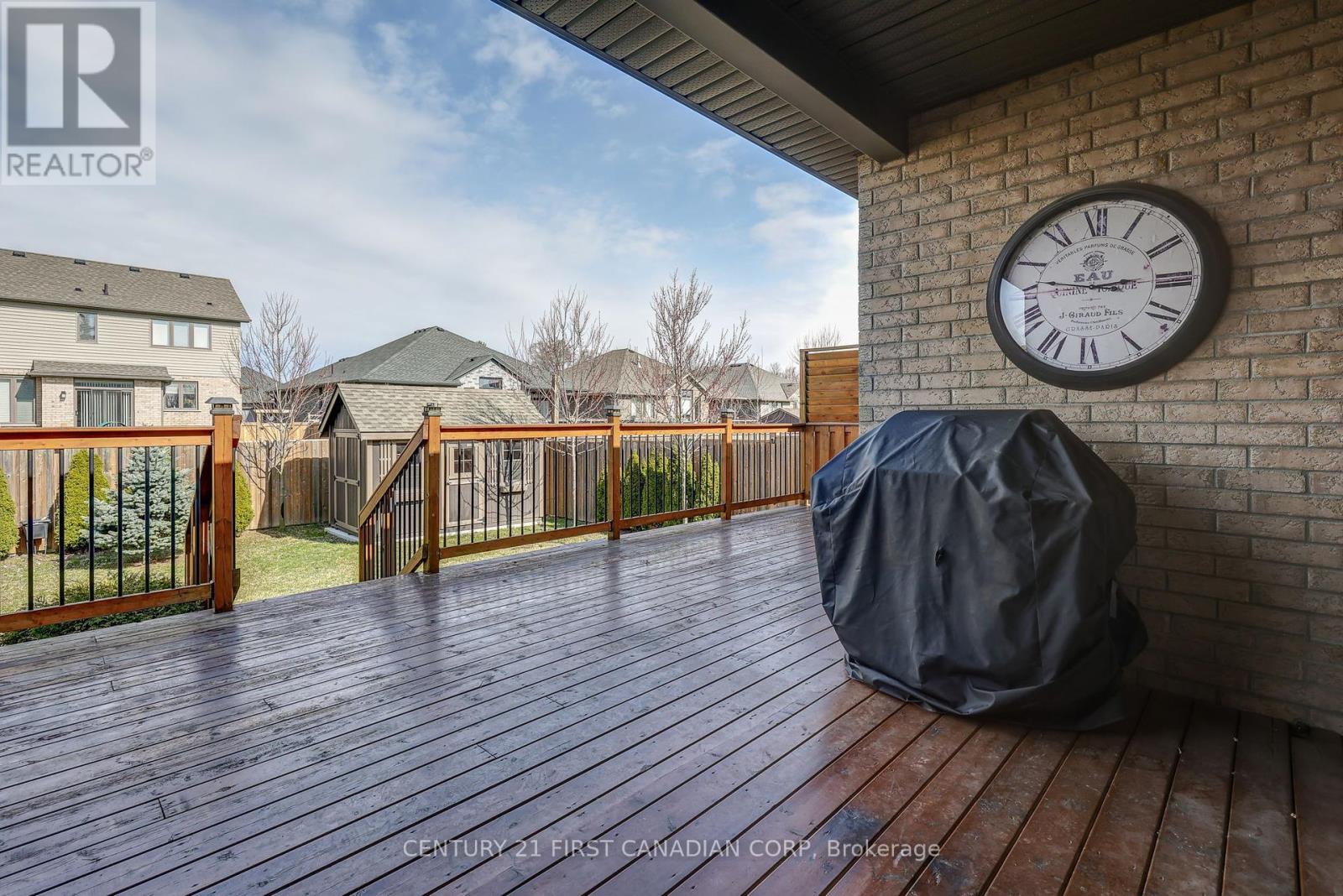 696 Bennett Crescent, Strathroy-Caradoc (Mount Brydges), ON - Outdoor With Deck Patio Veranda With Exterior