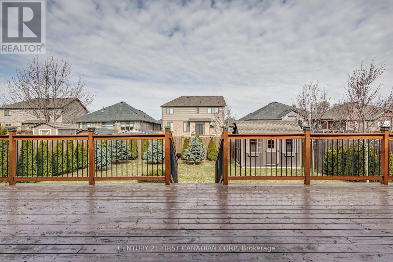 696 Bennett Crescent, Strathroy-Caradoc (Mount Brydges), ON - Outdoor With Deck Patio Veranda
