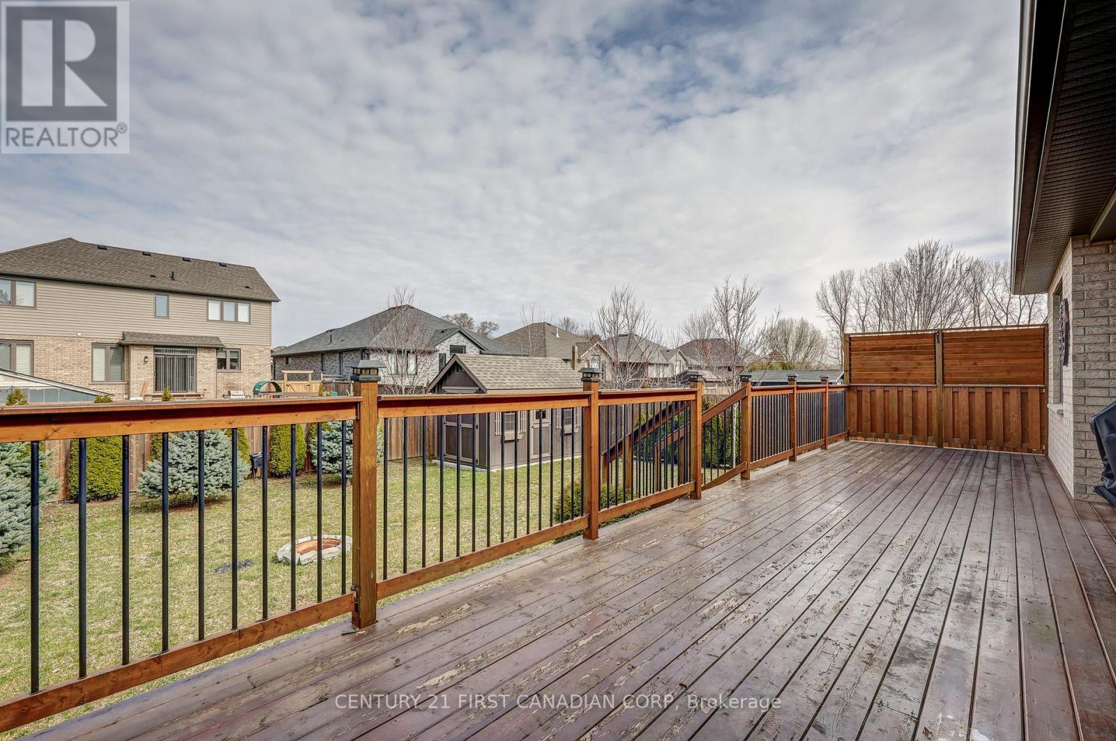 696 Bennett Crescent, Strathroy-Caradoc (Mount Brydges), ON - Outdoor With Deck Patio Veranda With Exterior