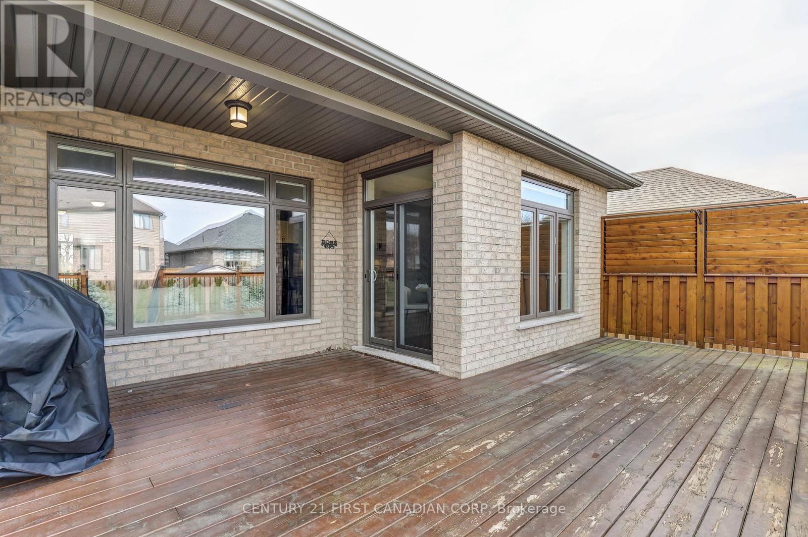 696 Bennett Crescent, Strathroy-Caradoc (Mount Brydges), ON - Outdoor With Deck Patio Veranda With Exterior