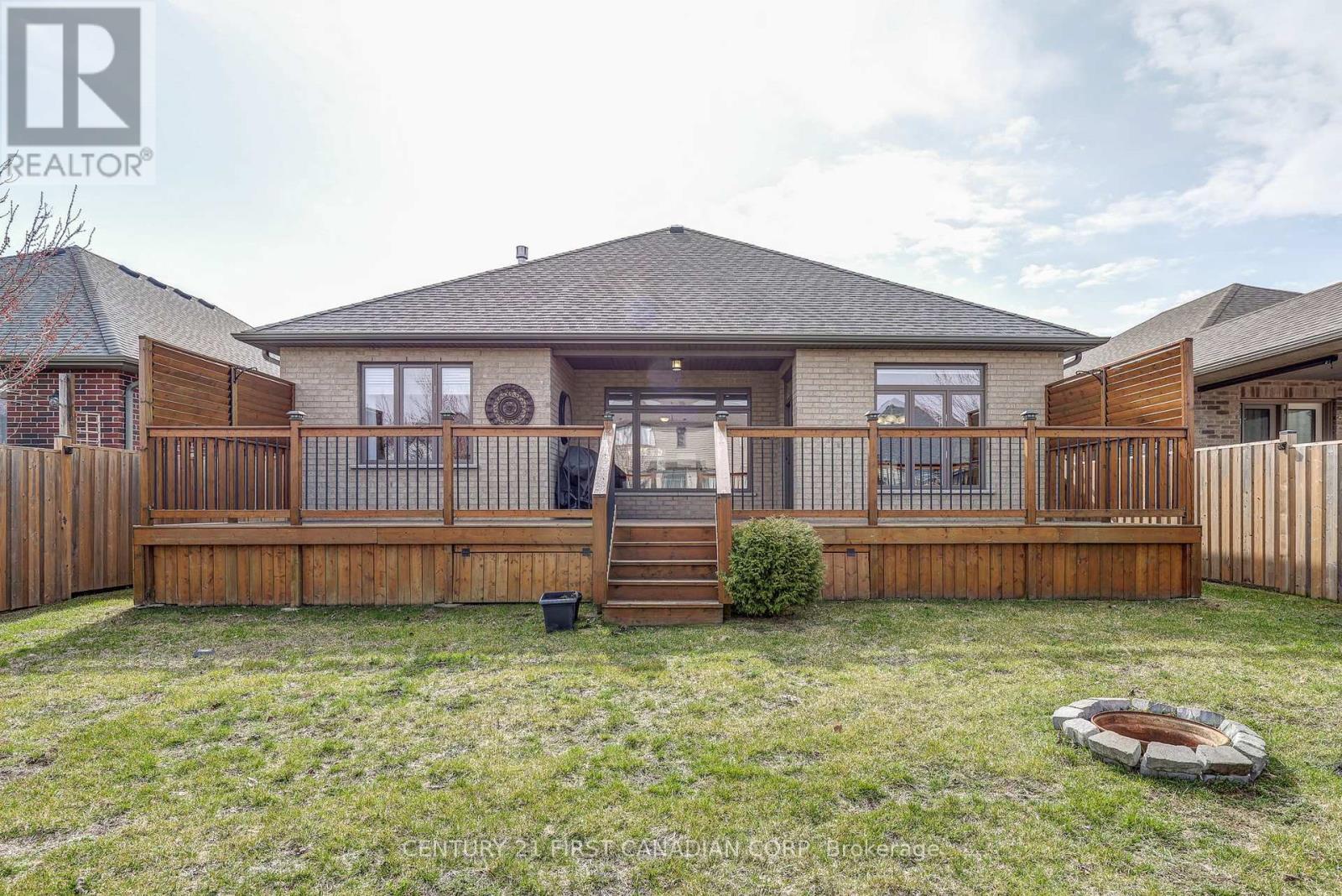 696 Bennett Crescent, Strathroy-Caradoc (Mount Brydges), ON - Outdoor With Deck Patio Veranda