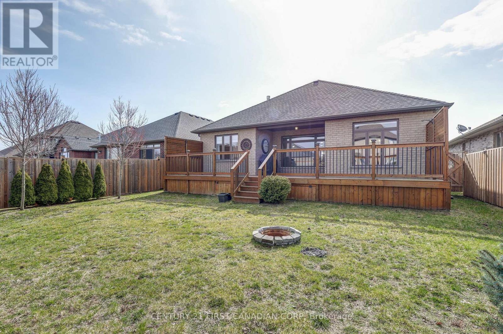 696 Bennett Crescent, Strathroy-Caradoc (Mount Brydges), ON - Outdoor With Deck Patio Veranda