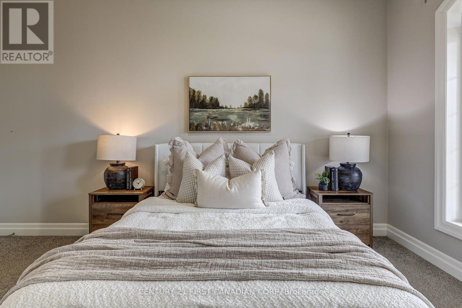 696 Bennett Crescent, Strathroy-Caradoc (Mount Brydges), ON - Indoor Photo Showing Bedroom