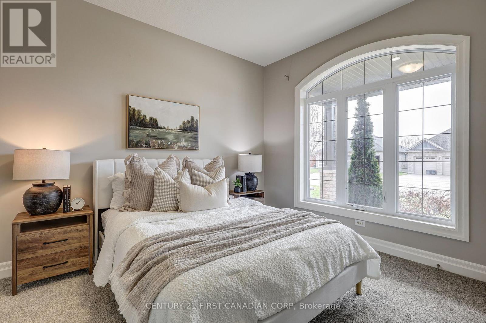 696 Bennett Crescent, Strathroy-Caradoc (Mount Brydges), ON - Indoor Photo Showing Bedroom