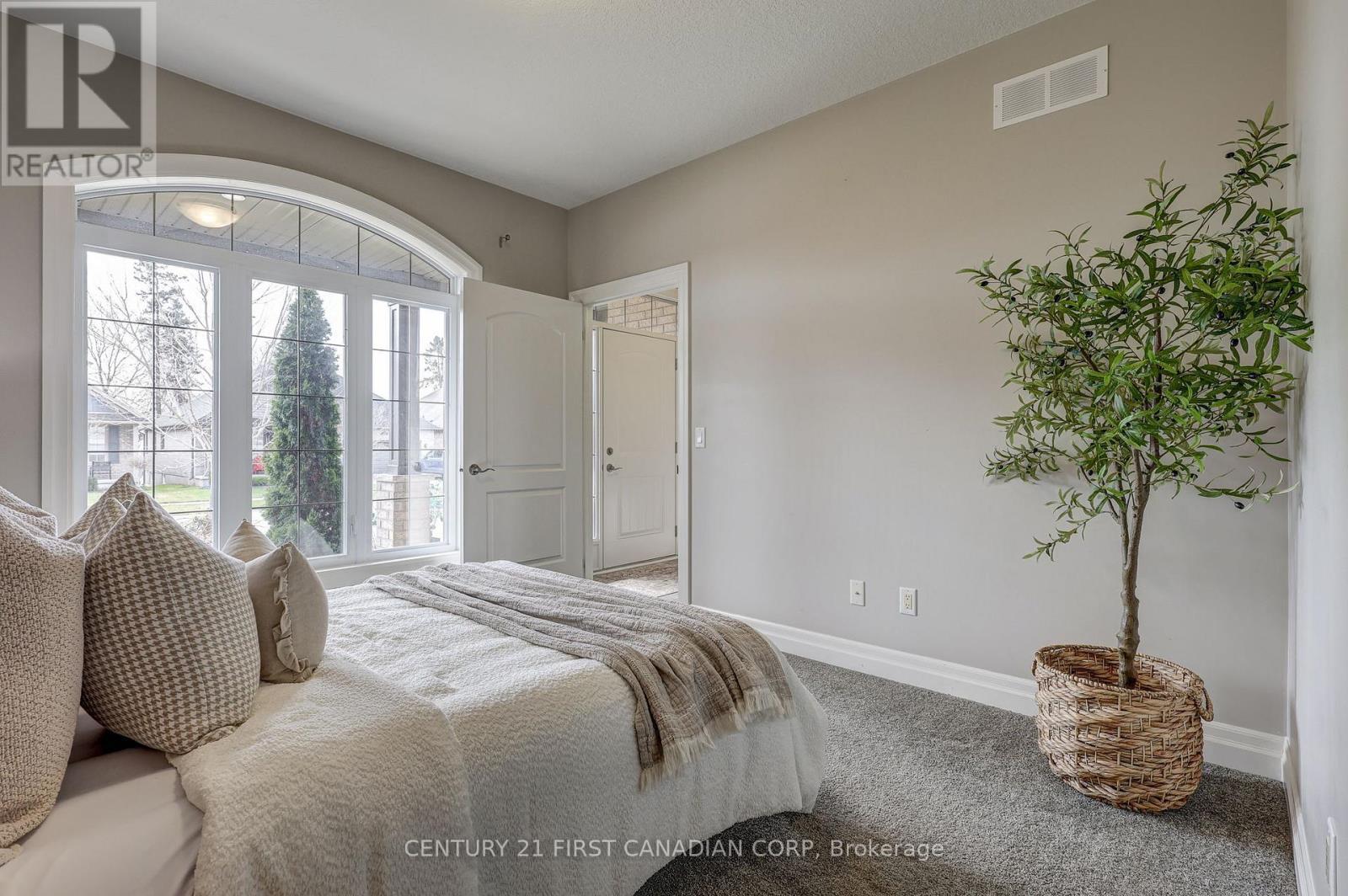 696 Bennett Crescent, Strathroy-Caradoc (Mount Brydges), ON - Indoor Photo Showing Bedroom