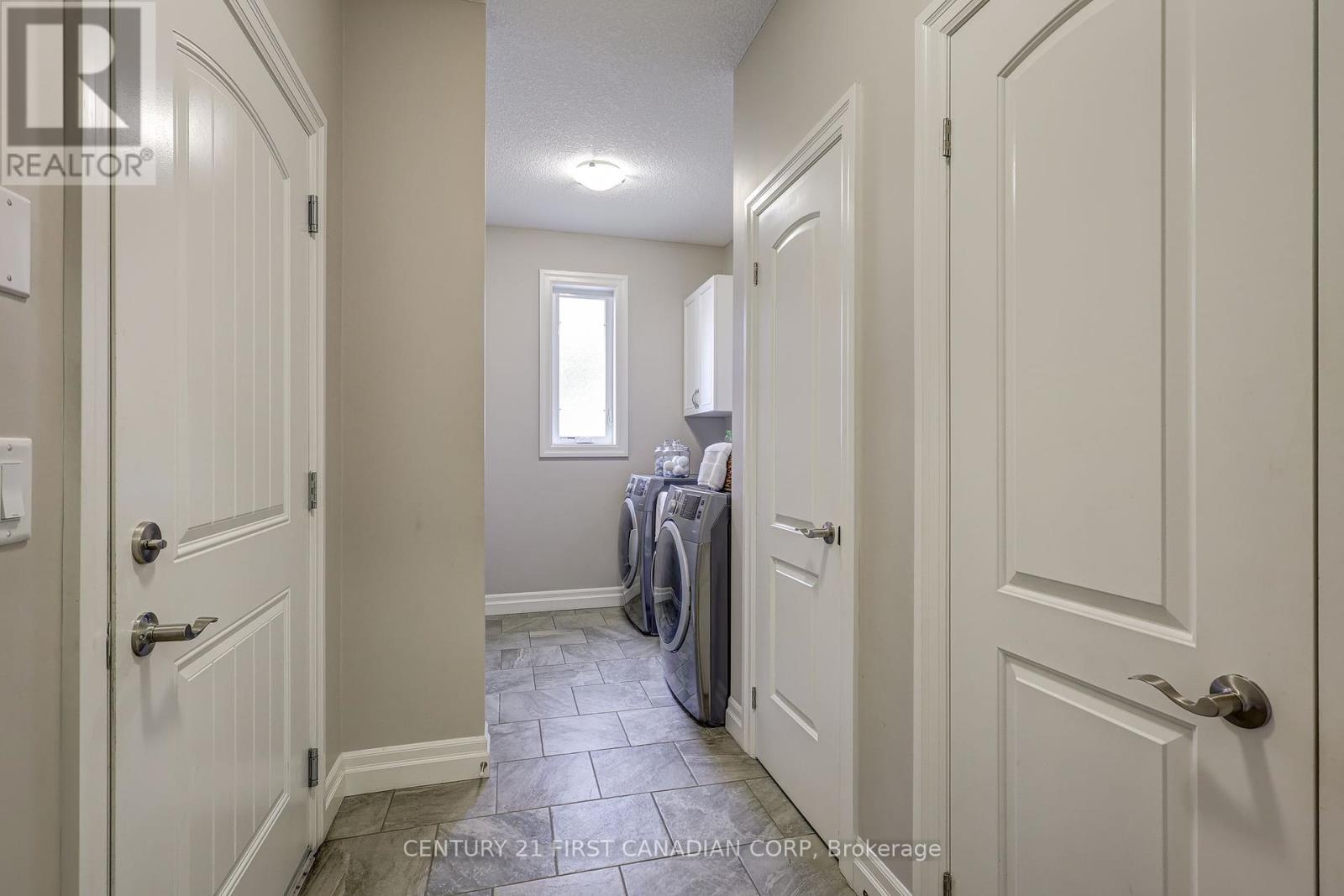 696 Bennett Crescent, Strathroy-Caradoc (Mount Brydges), ON - Indoor Photo Showing Laundry Room