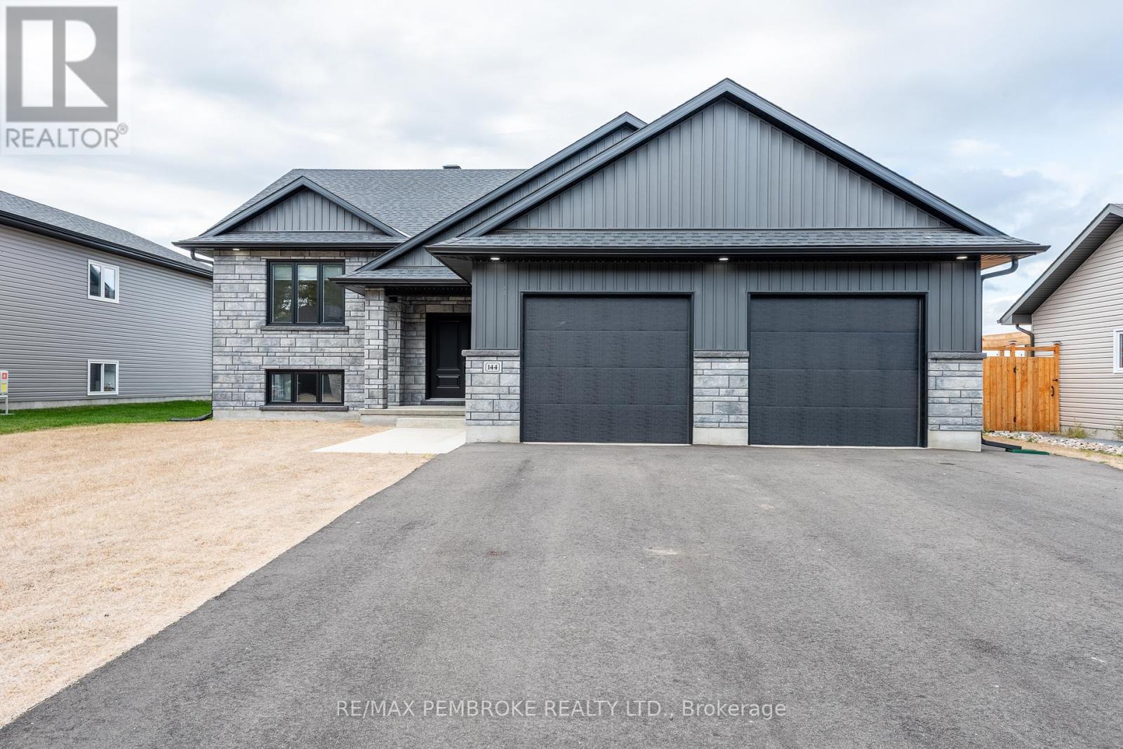 144 Chad Street, Petawawa, ON - Outdoor With Facade