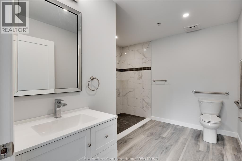1500 Ouellette Unit# 405, Windsor, ON - Indoor Photo Showing Bathroom