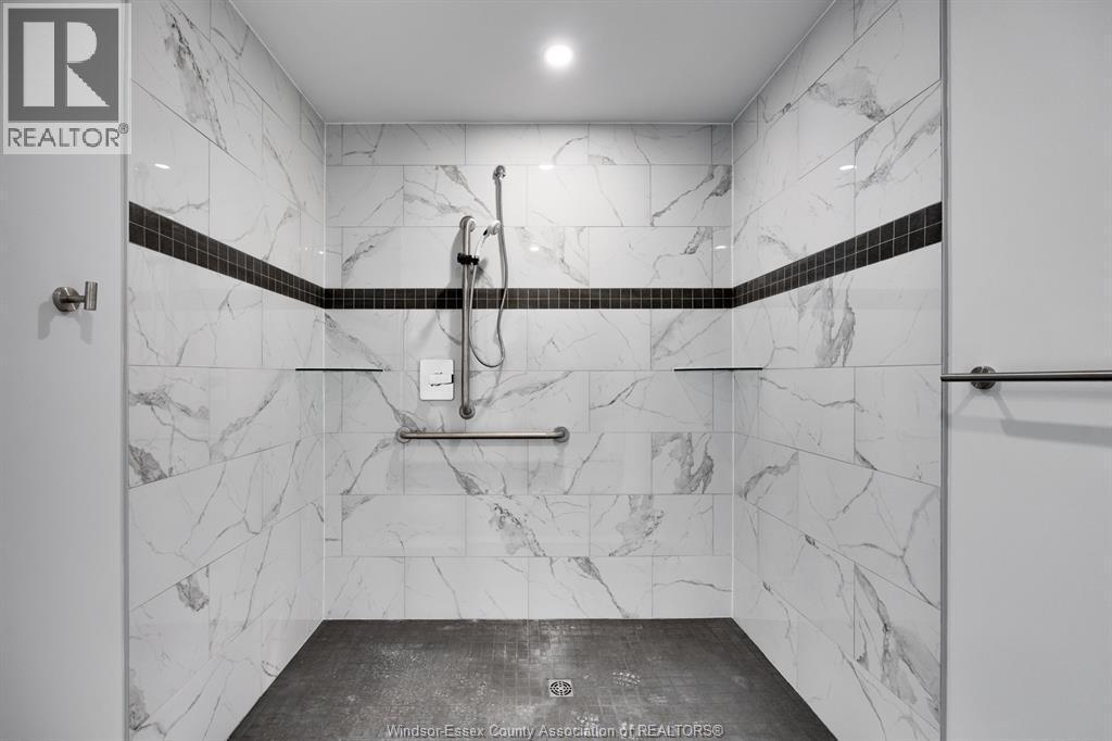 1500 Ouellette Unit# 405, Windsor, ON - Indoor Photo Showing Bathroom