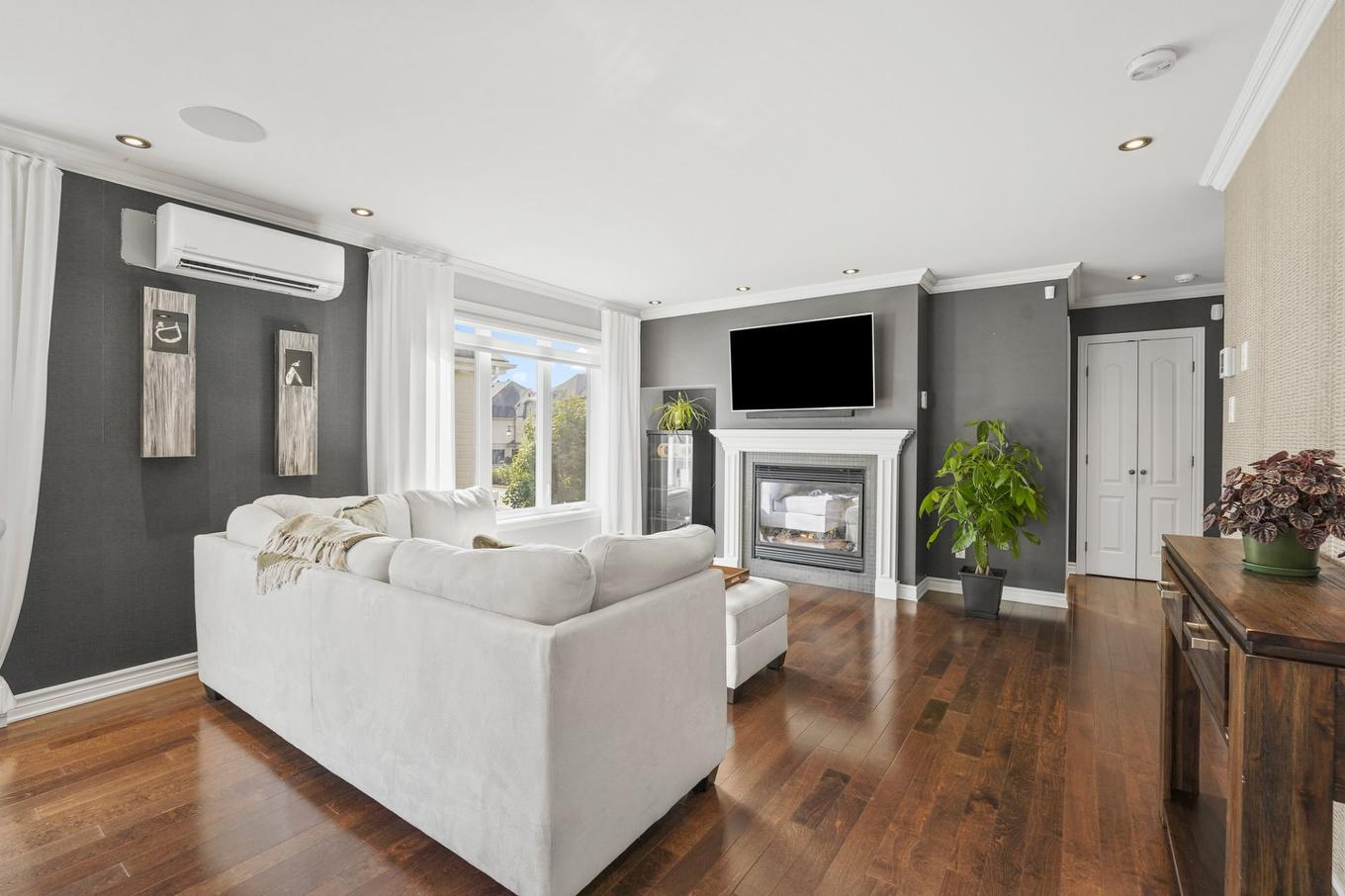 Salon - 1123 Rue Rodrigue, Terrebonne (La Plaine), QC - Indoor Photo Showing Living Room With Fireplace