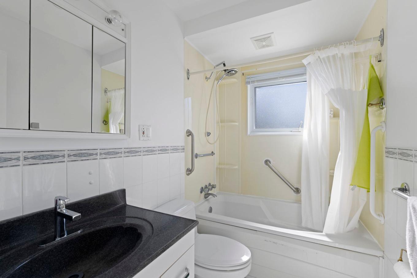 Bathroom - 5075 Rue Gilbert, Longueuil (Saint-Hubert), QC - Indoor Photo Showing Bathroom