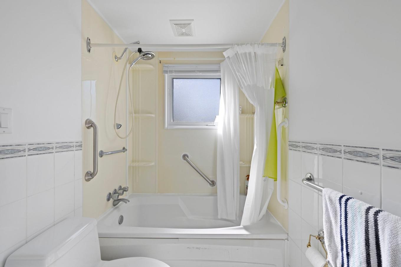 Bathroom - 5075 Rue Gilbert, Longueuil (Saint-Hubert), QC - Indoor Photo Showing Bathroom