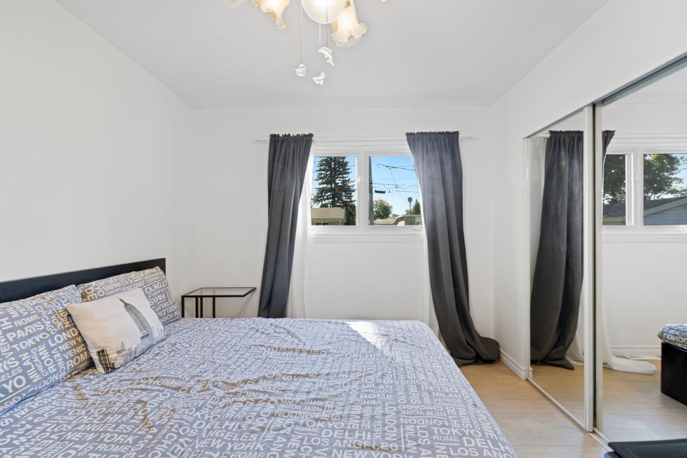 Primary bedroom - 5075 Rue Gilbert, Longueuil (Saint-Hubert), QC - Indoor Photo Showing Bedroom