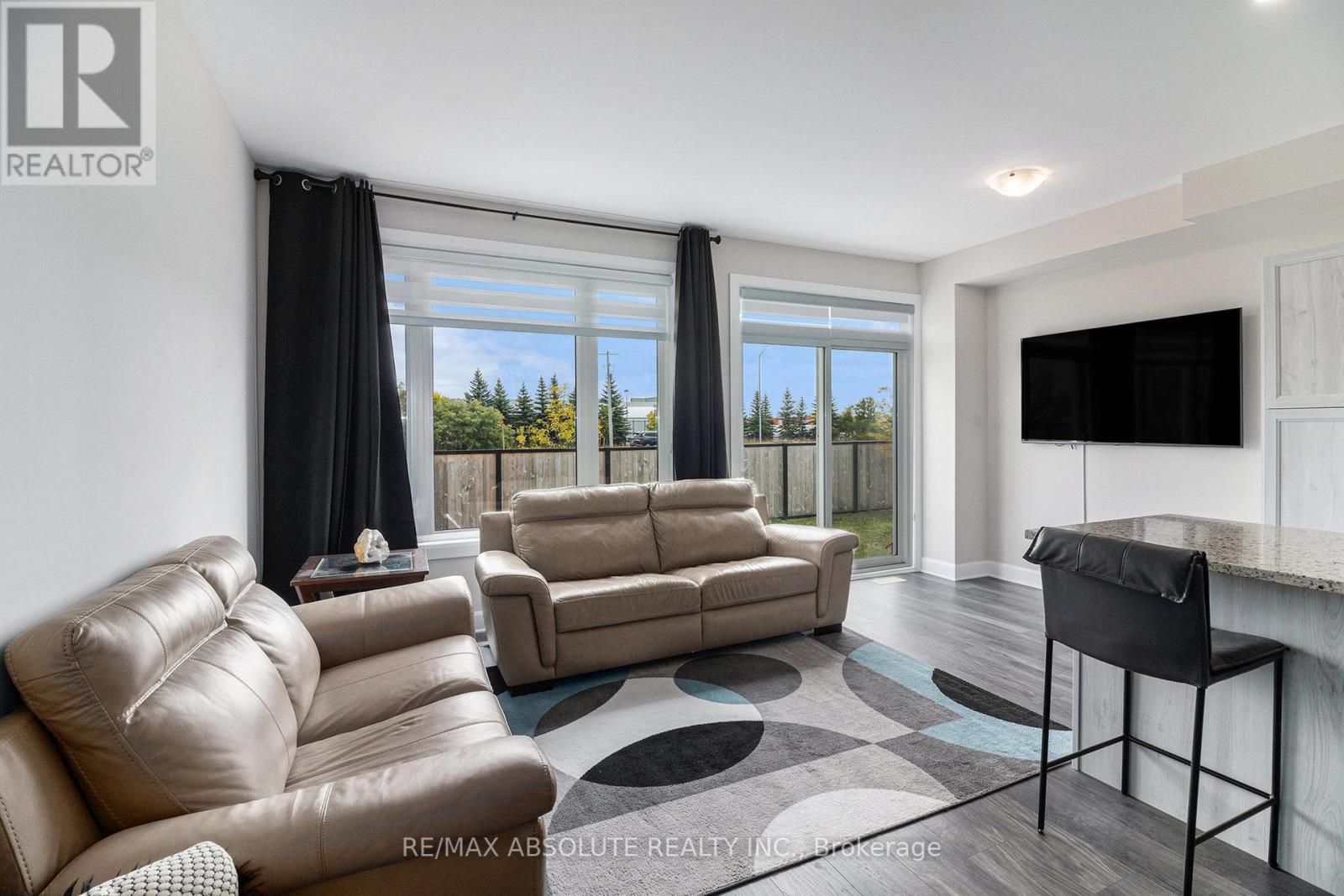 184 Hooper Street, Carleton Place, ON - Indoor Photo Showing Living Room