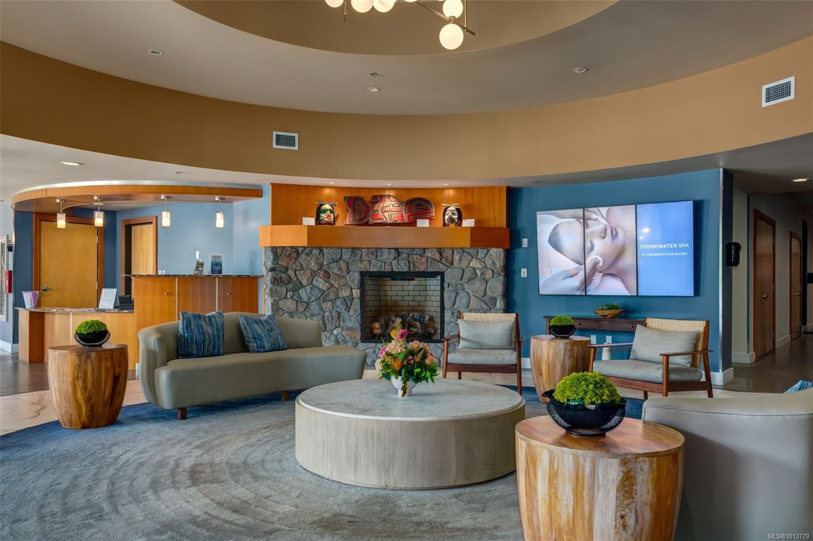 908-181 Beachside Dr, Parksville, BC - Indoor Photo Showing Living Room With Fireplace