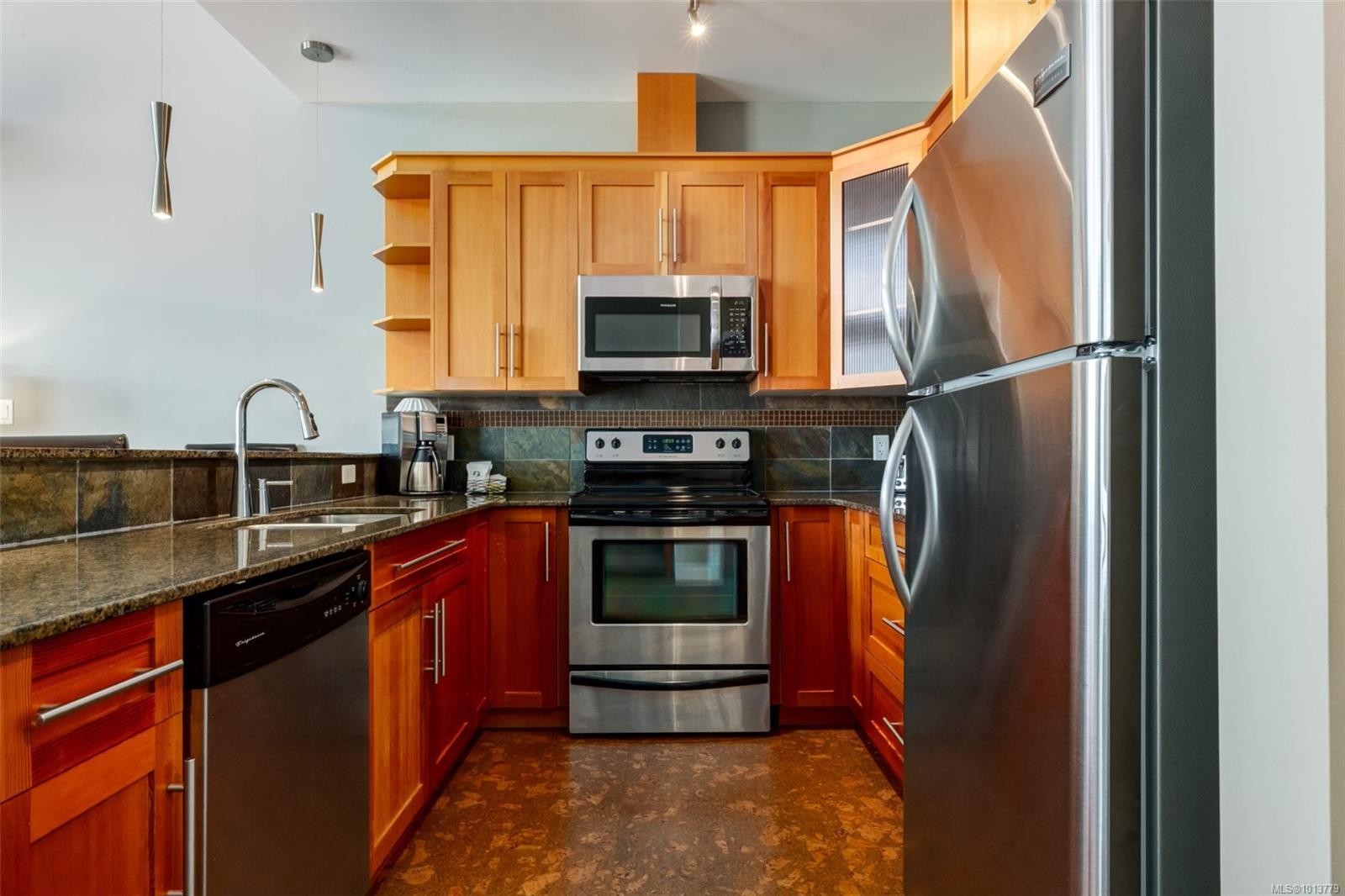 908-181 Beachside Dr, Parksville, BC - Indoor Photo Showing Kitchen With Double Sink