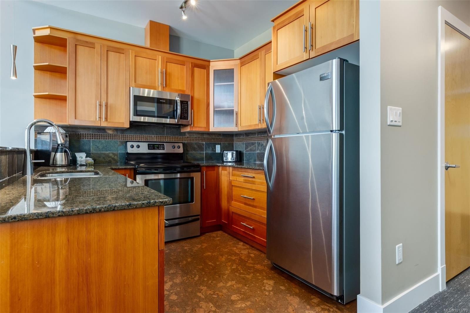 908-181 Beachside Dr, Parksville, BC - Indoor Photo Showing Kitchen