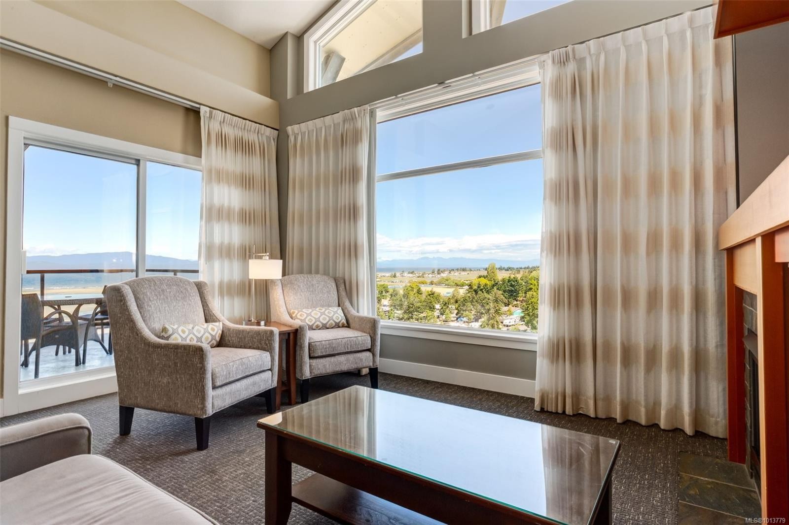 908-181 Beachside Dr, Parksville, BC - Indoor Photo Showing Living Room