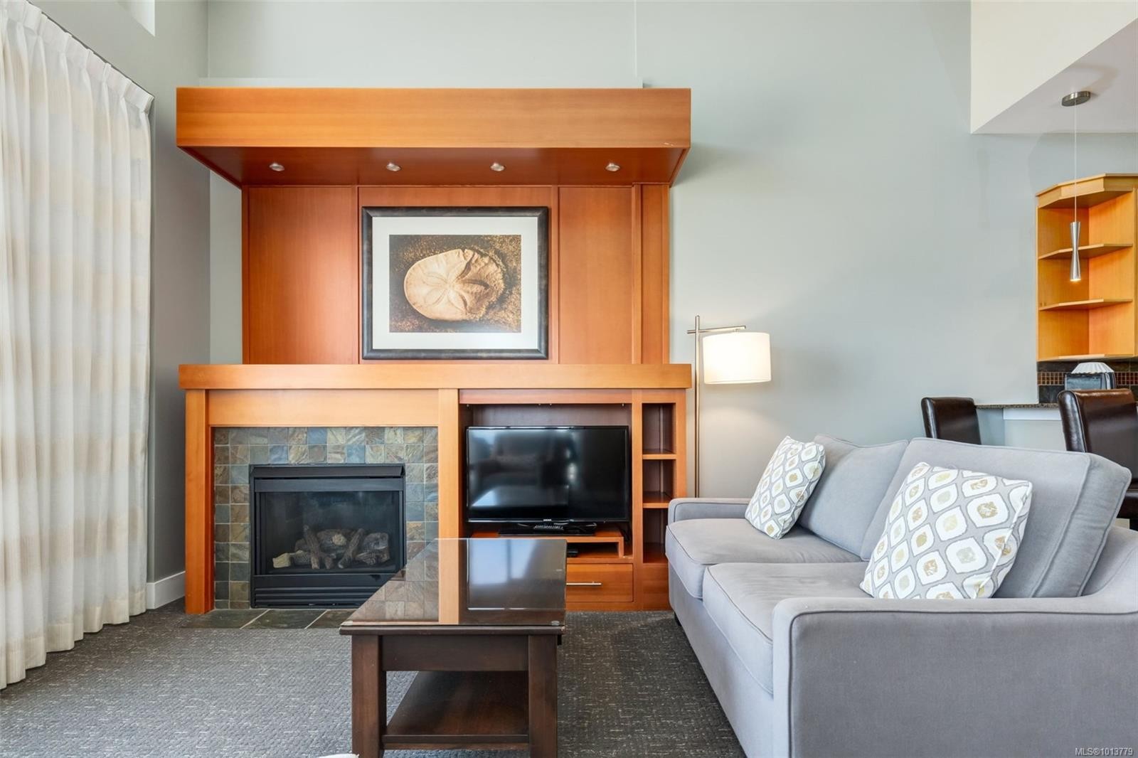 908-181 Beachside Dr, Parksville, BC - Indoor Photo Showing Living Room With Fireplace