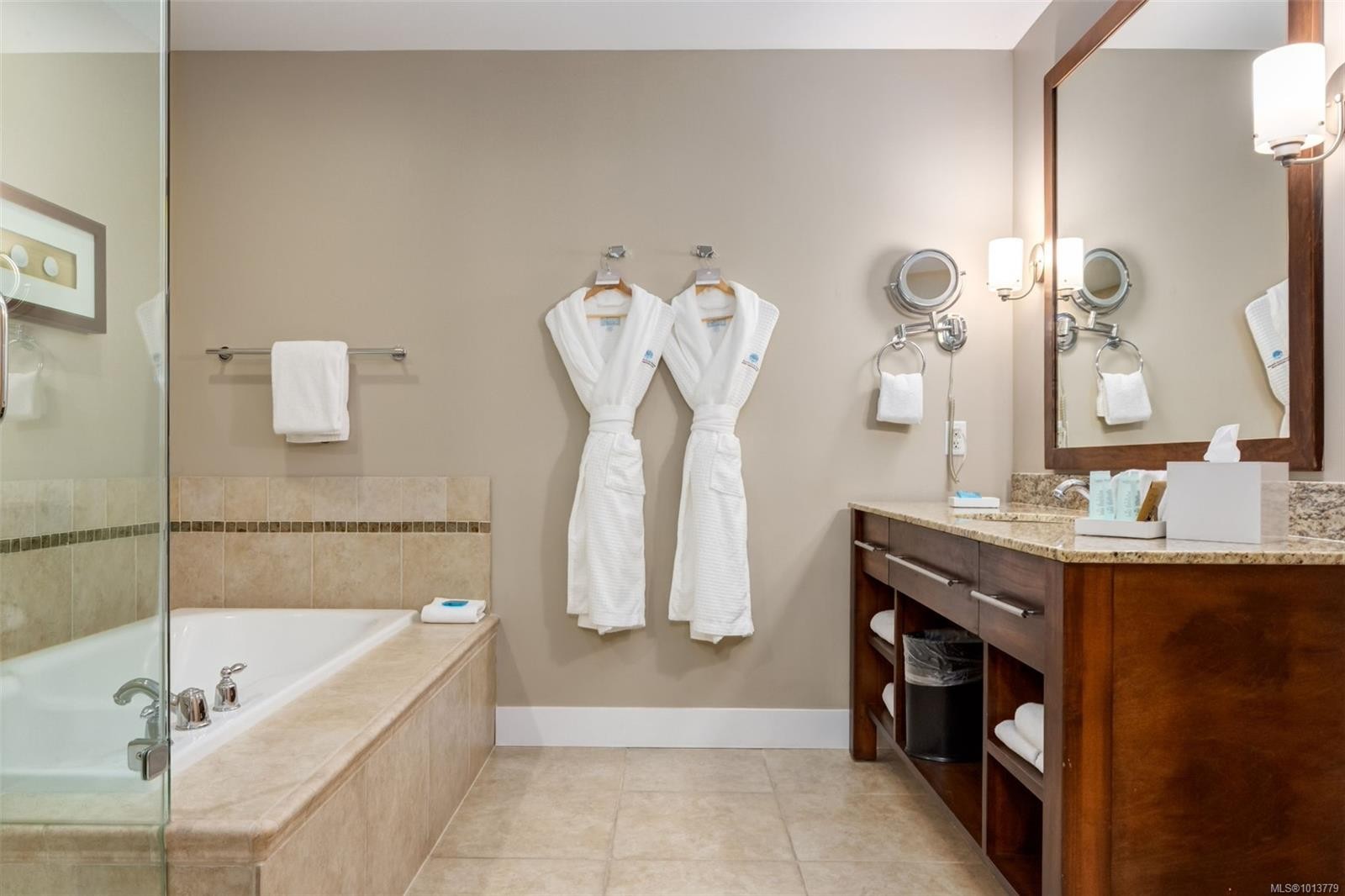 908-181 Beachside Dr, Parksville, BC - Indoor Photo Showing Bathroom