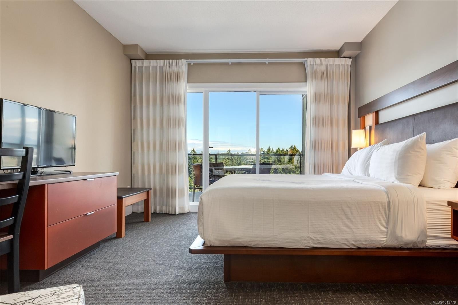 908-181 Beachside Dr, Parksville, BC - Indoor Photo Showing Bedroom