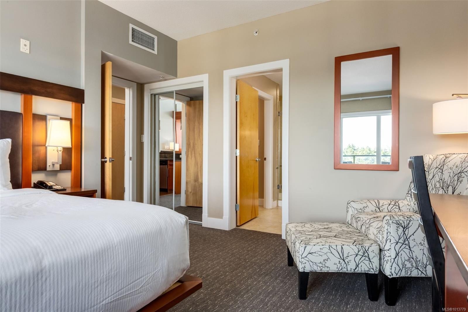 908-181 Beachside Dr, Parksville, BC - Indoor Photo Showing Bedroom