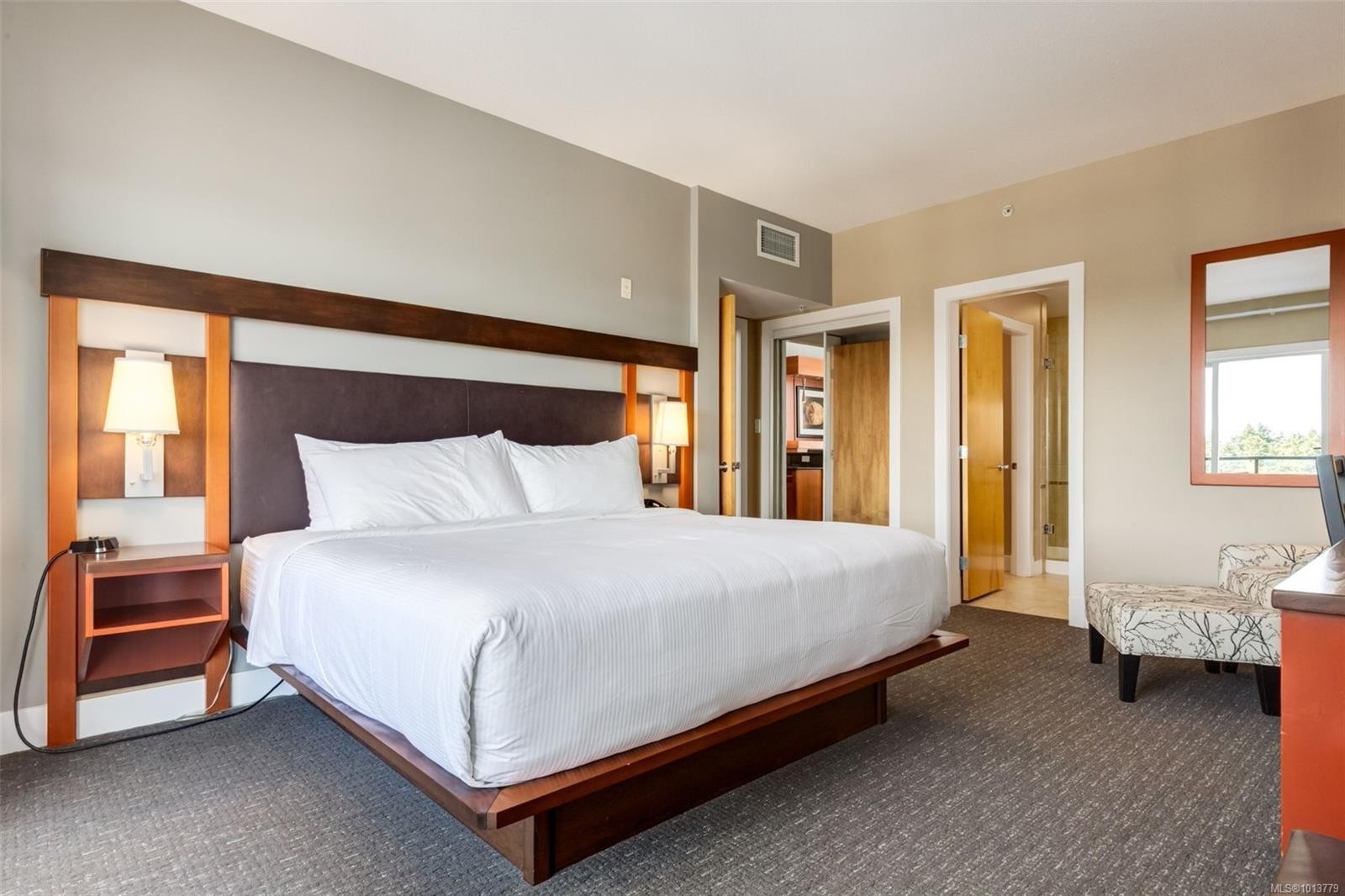 908-181 Beachside Dr, Parksville, BC - Indoor Photo Showing Bedroom