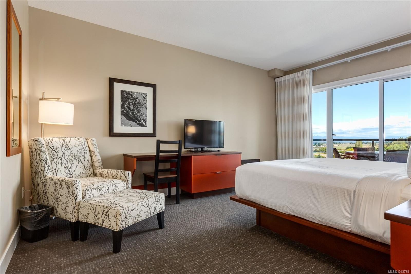 908-181 Beachside Dr, Parksville, BC - Indoor Photo Showing Bedroom