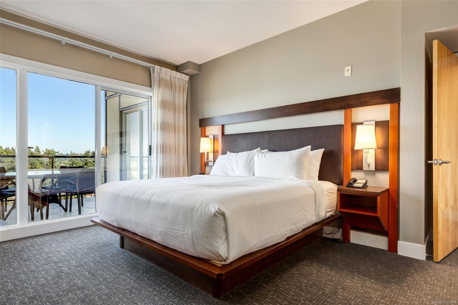 908-181 Beachside Dr, Parksville, BC - Indoor Photo Showing Bedroom