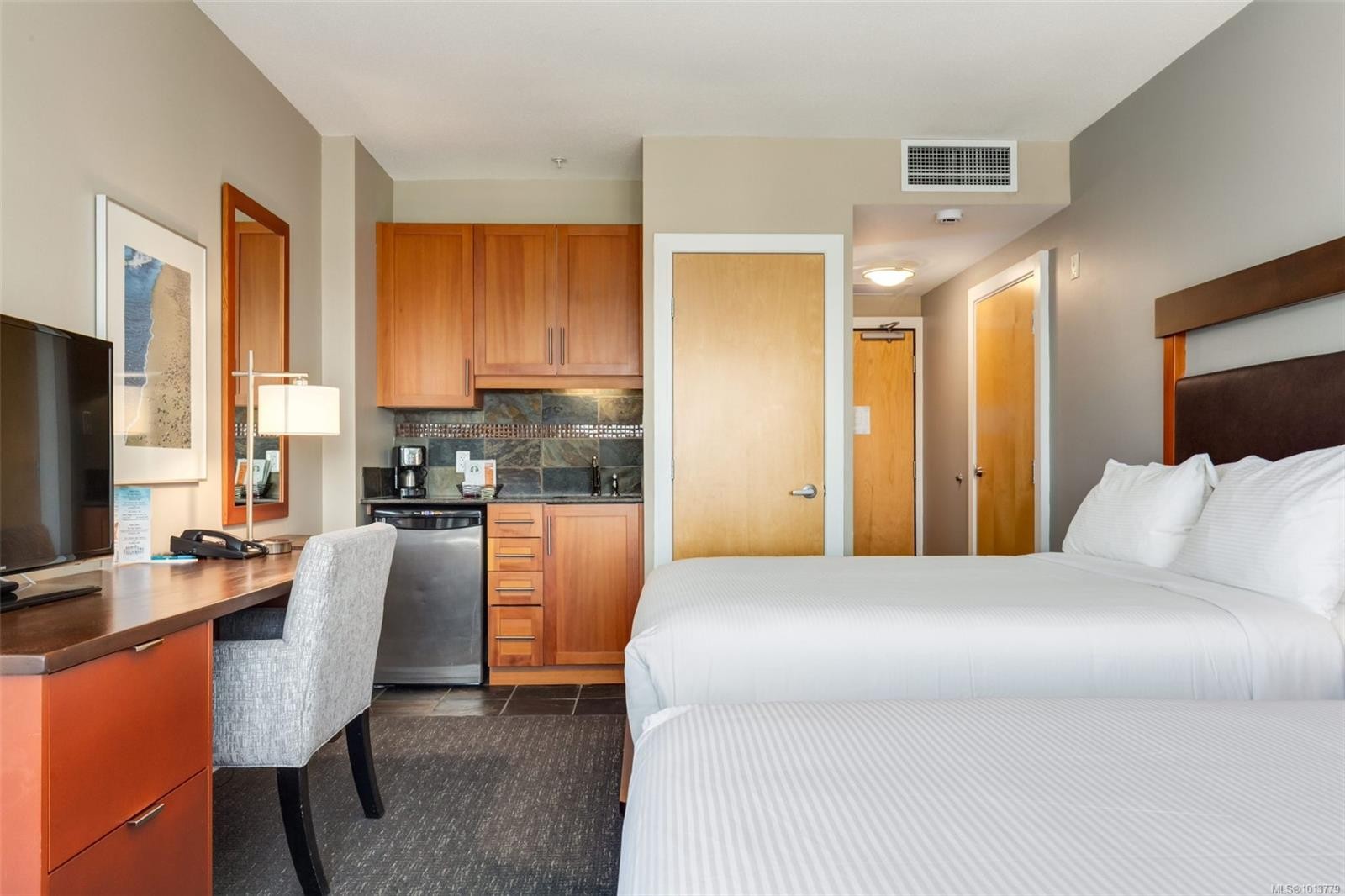 908-181 Beachside Dr, Parksville, BC - Indoor Photo Showing Bedroom