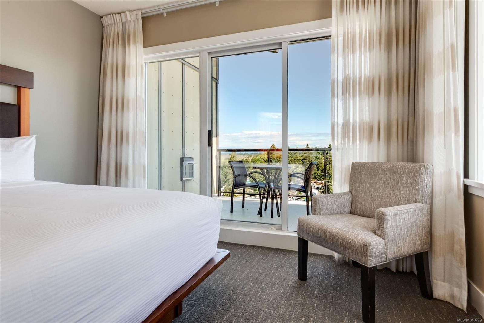 908-181 Beachside Dr, Parksville, BC - Indoor Photo Showing Bedroom