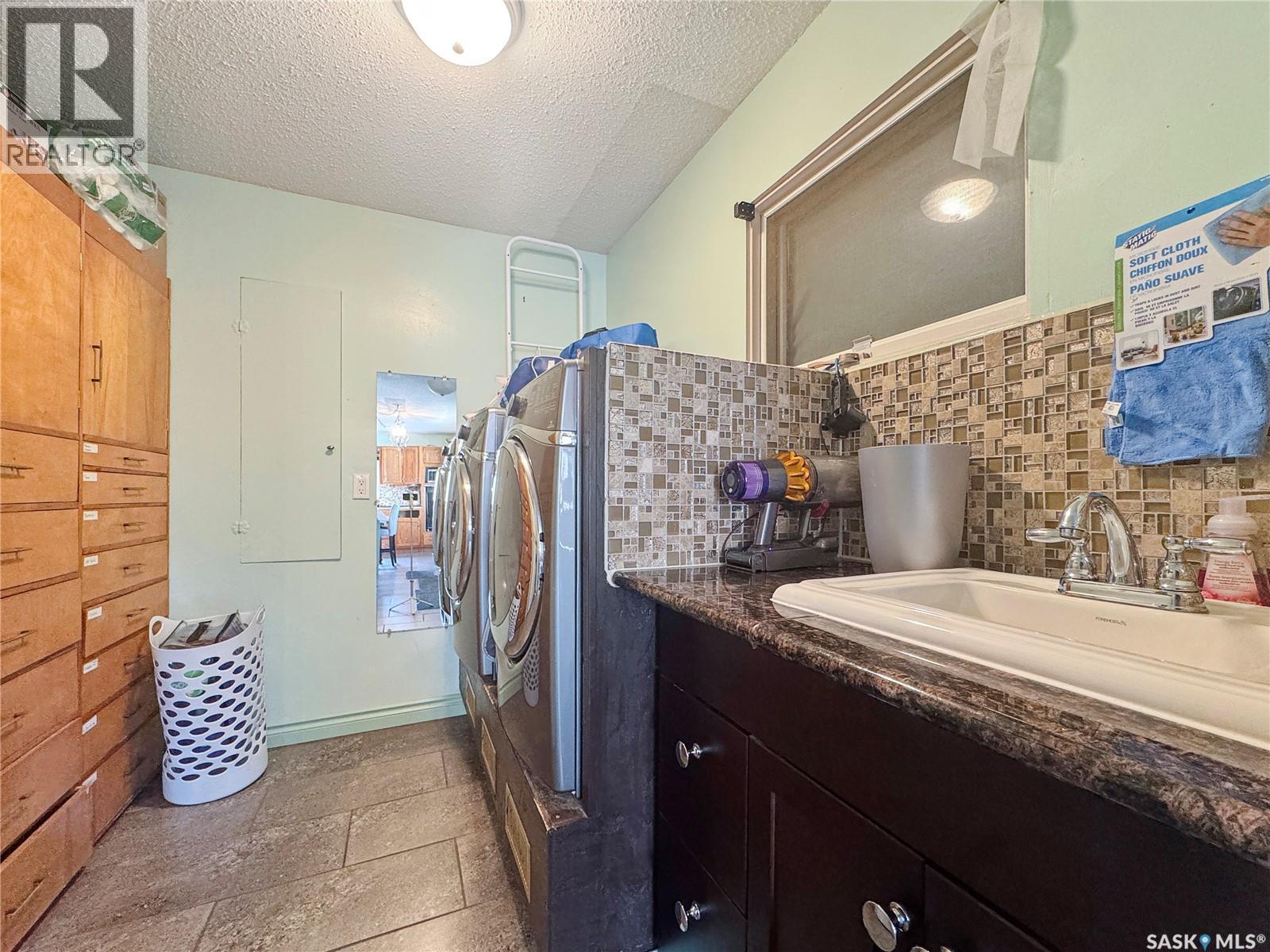 106 Strange Street, Cut Knife, SK - Indoor Photo Showing Bathroom
