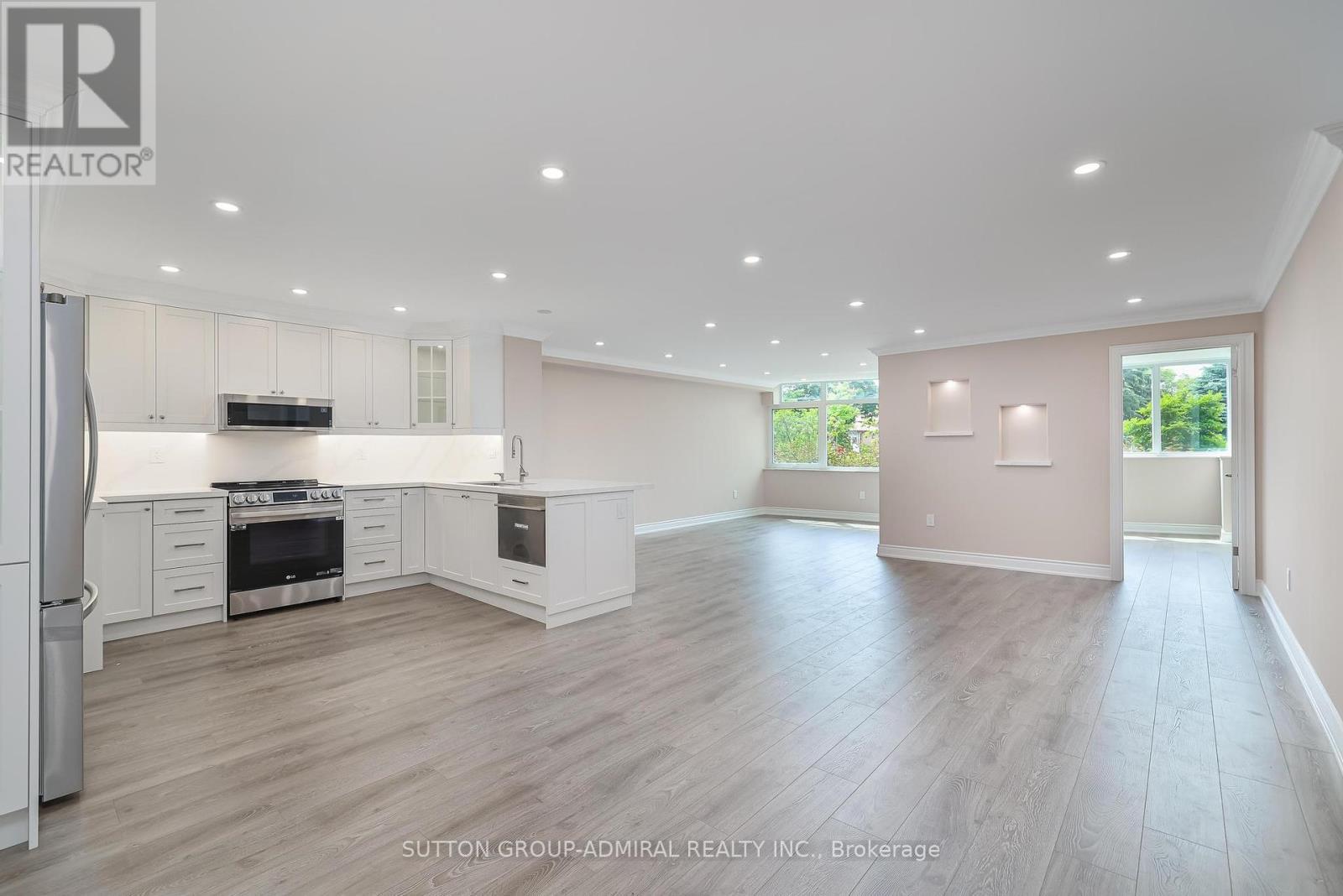 104 - 90 Fisherville Road, Toronto, ON - Indoor Photo Showing Kitchen With Upgraded Kitchen