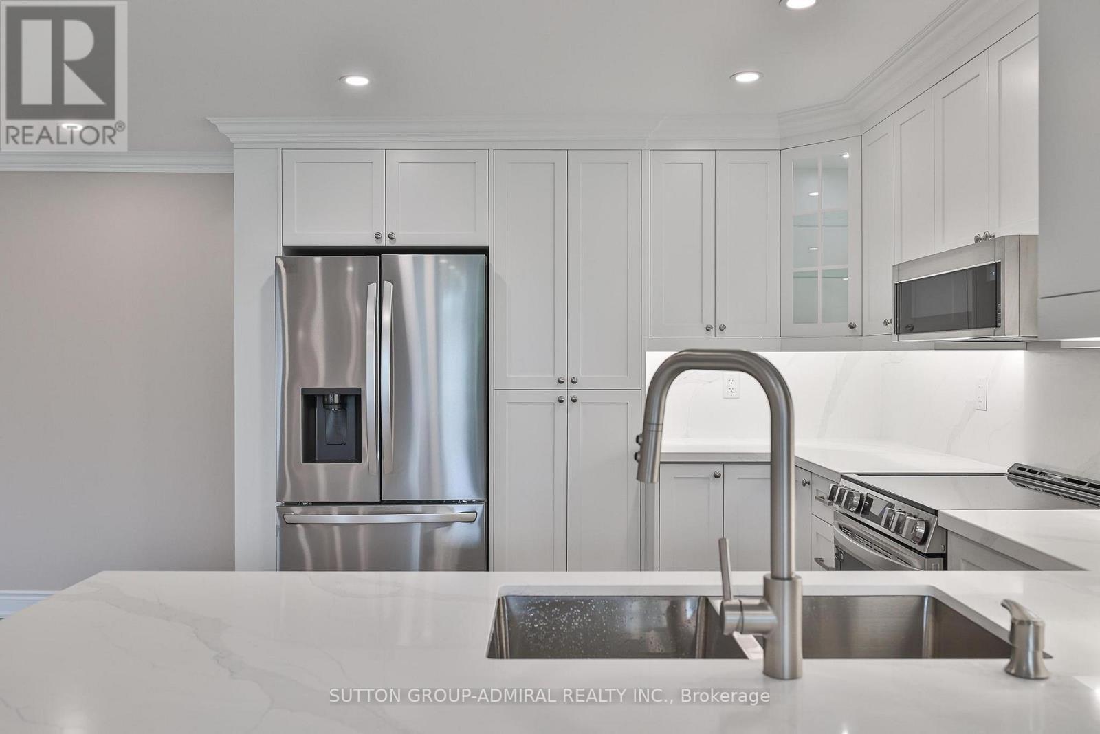 104 - 90 Fisherville Road, Toronto, ON - Indoor Photo Showing Kitchen With Double Sink With Upgraded Kitchen