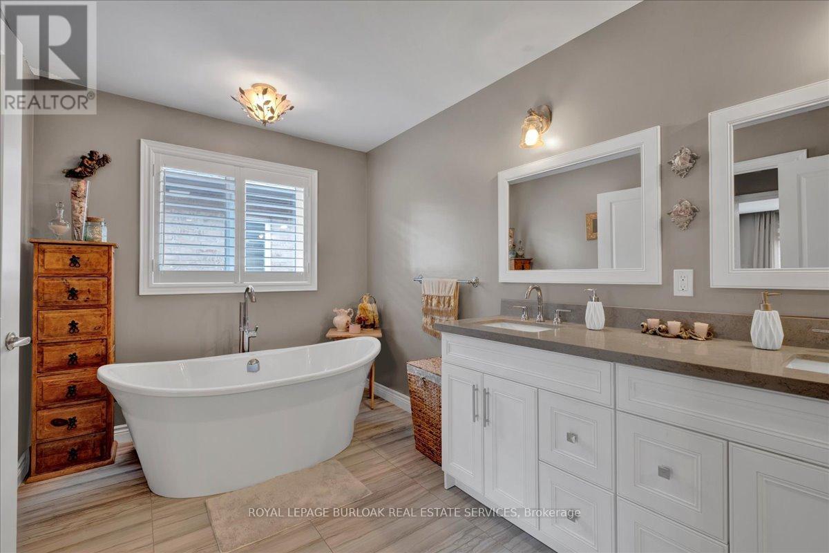 89 Eleanor Avenue, Hamilton, ON - Indoor Photo Showing Bathroom