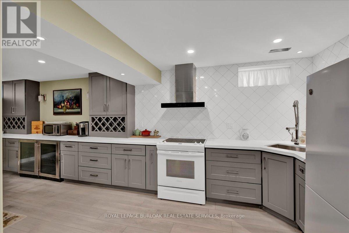 89 Eleanor Avenue, Hamilton, ON - Indoor Photo Showing Kitchen