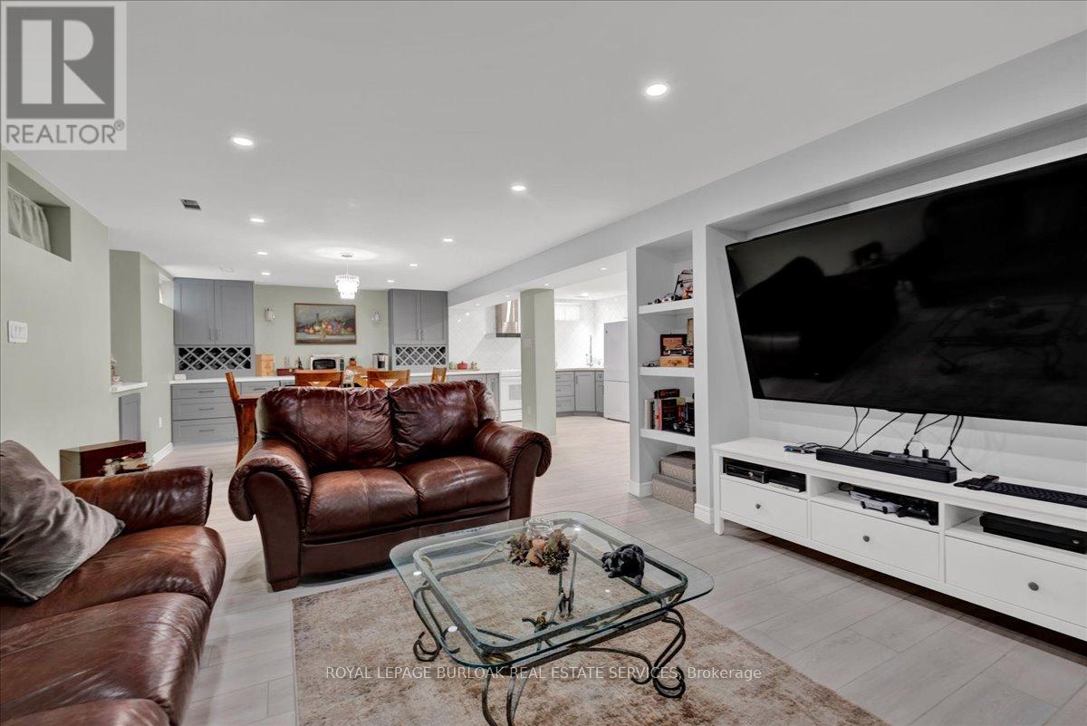 89 Eleanor Avenue, Hamilton, ON - Indoor Photo Showing Living Room