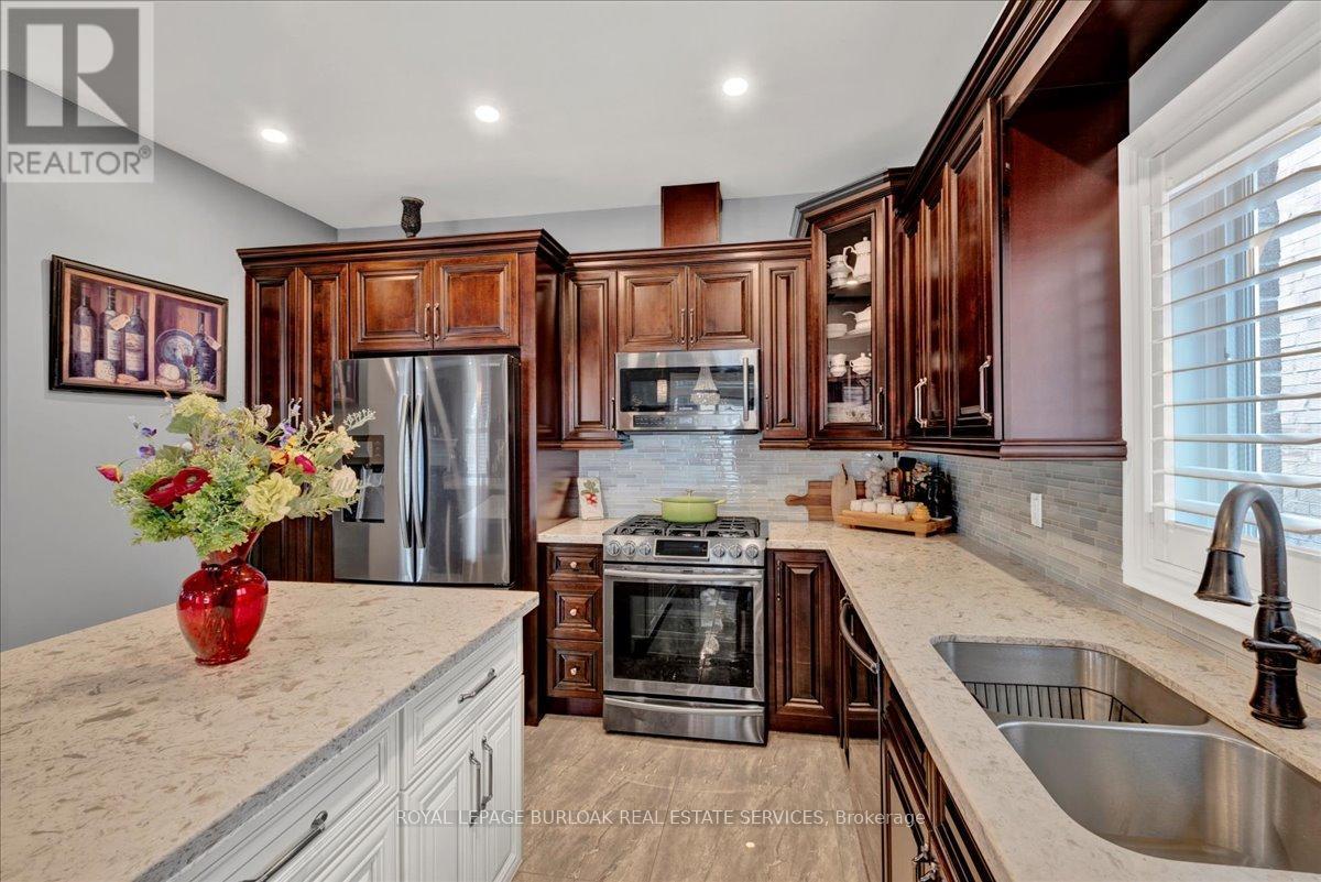 89 Eleanor Avenue, Hamilton, ON - Indoor Photo Showing Kitchen With Double Sink With Upgraded Kitchen