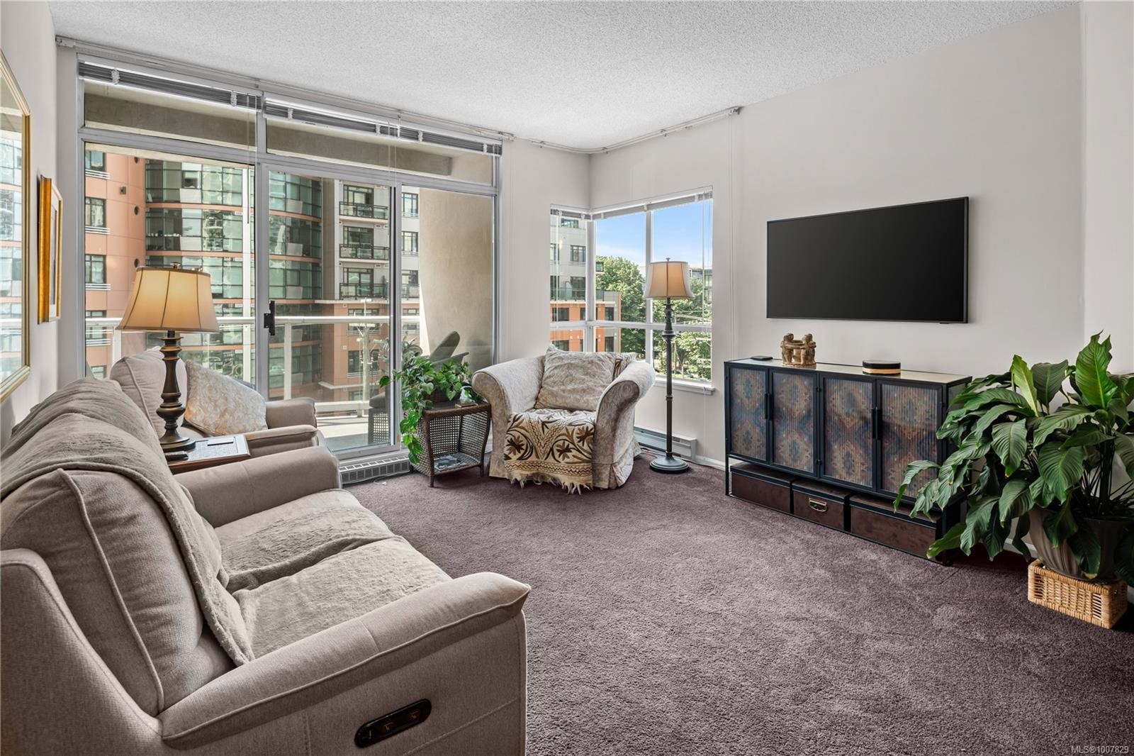 501-1020 View St, Victoria, BC - Indoor Photo Showing Living Room