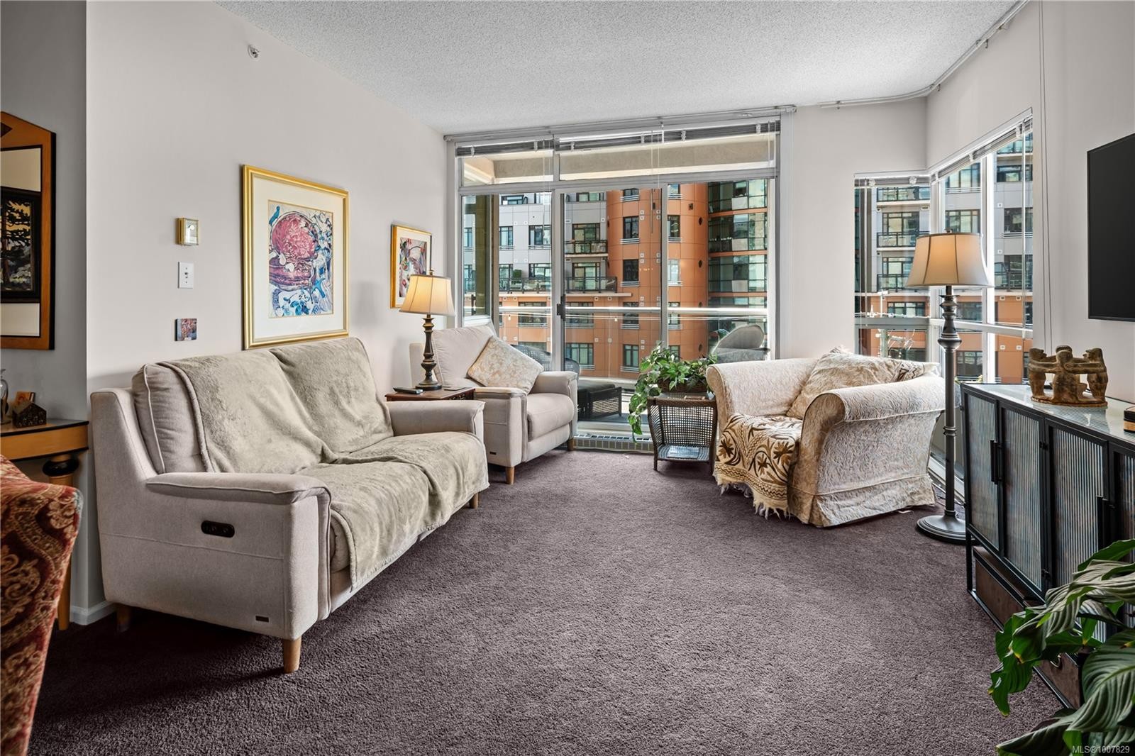 501-1020 View St, Victoria, BC - Indoor Photo Showing Living Room