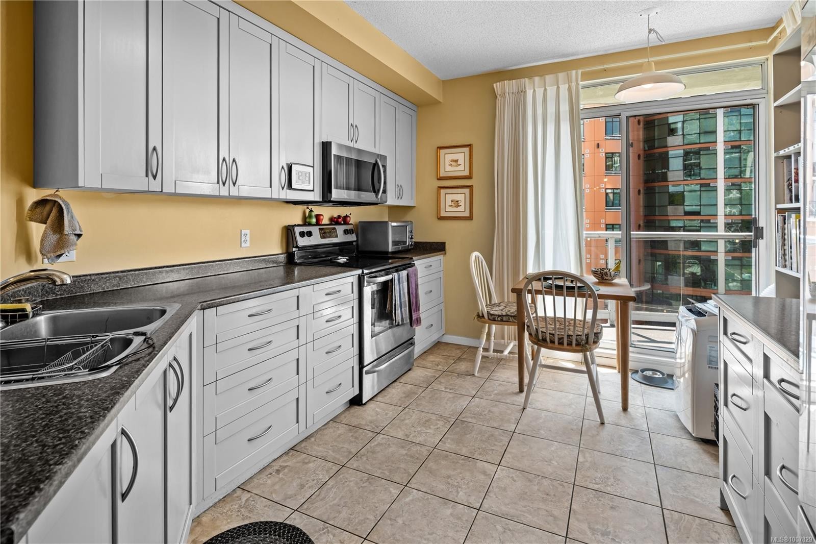 501-1020 View St, Victoria, BC - Indoor Photo Showing Kitchen With Double Sink