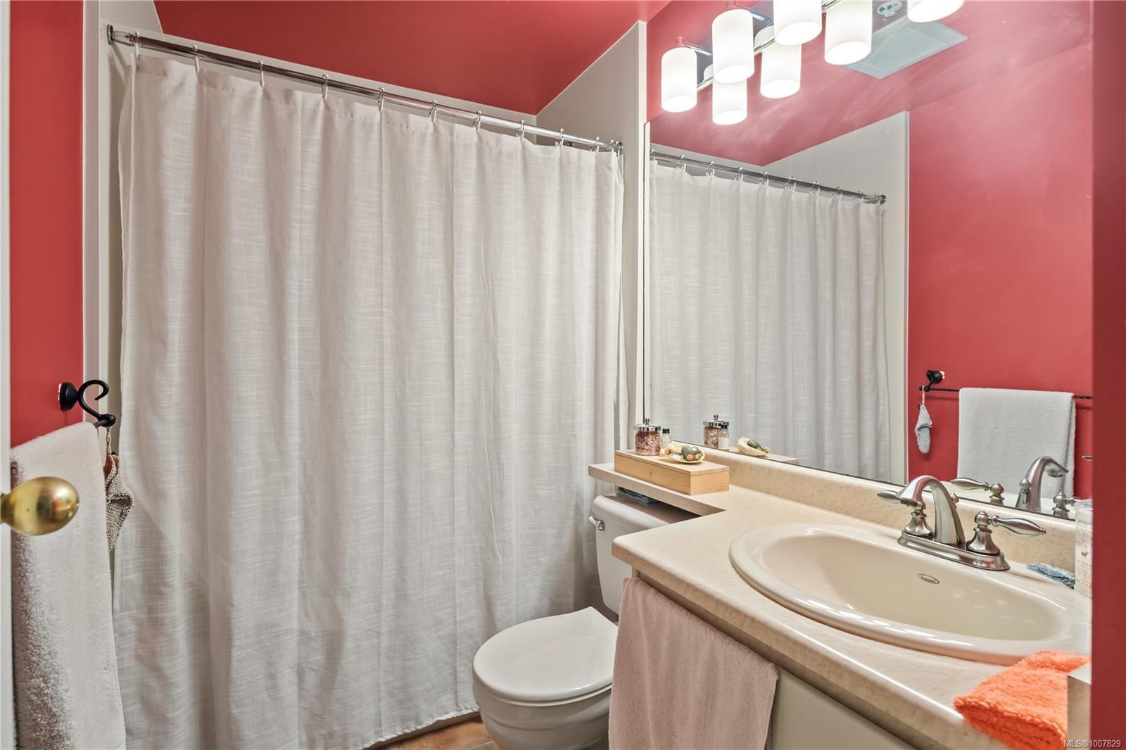 501-1020 View St, Victoria, BC - Indoor Photo Showing Bathroom