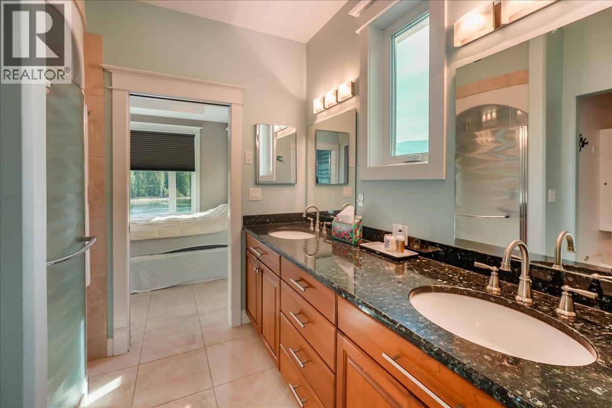 48-7126 Highway 3A Highway, Nelson, BC - Indoor Photo Showing Bathroom