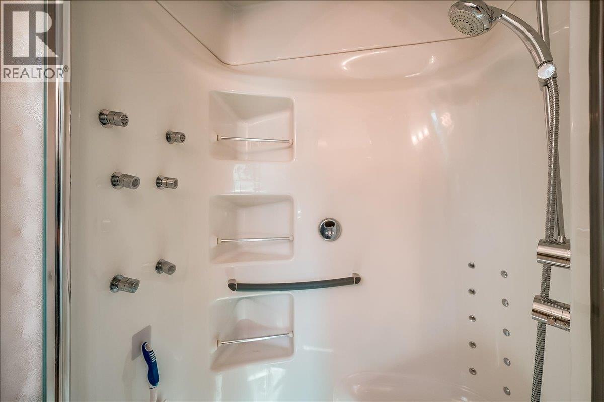 48-7126 Highway 3A Highway, Nelson, BC - Indoor Photo Showing Bathroom