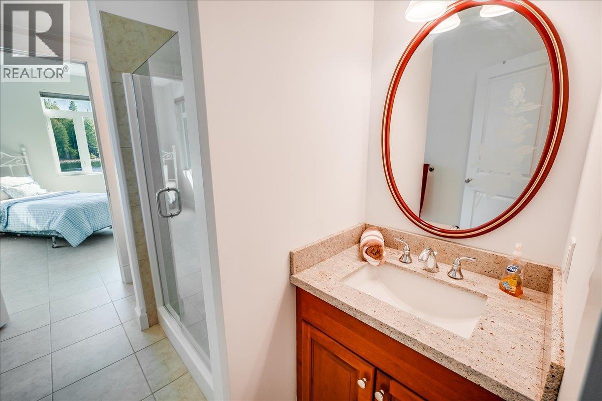 48-7126 Highway 3A Highway, Nelson, BC - Indoor Photo Showing Bathroom