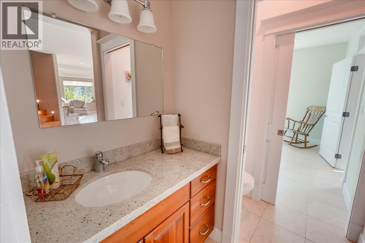 48-7126 Highway 3A Highway, Nelson, BC - Indoor Photo Showing Bathroom