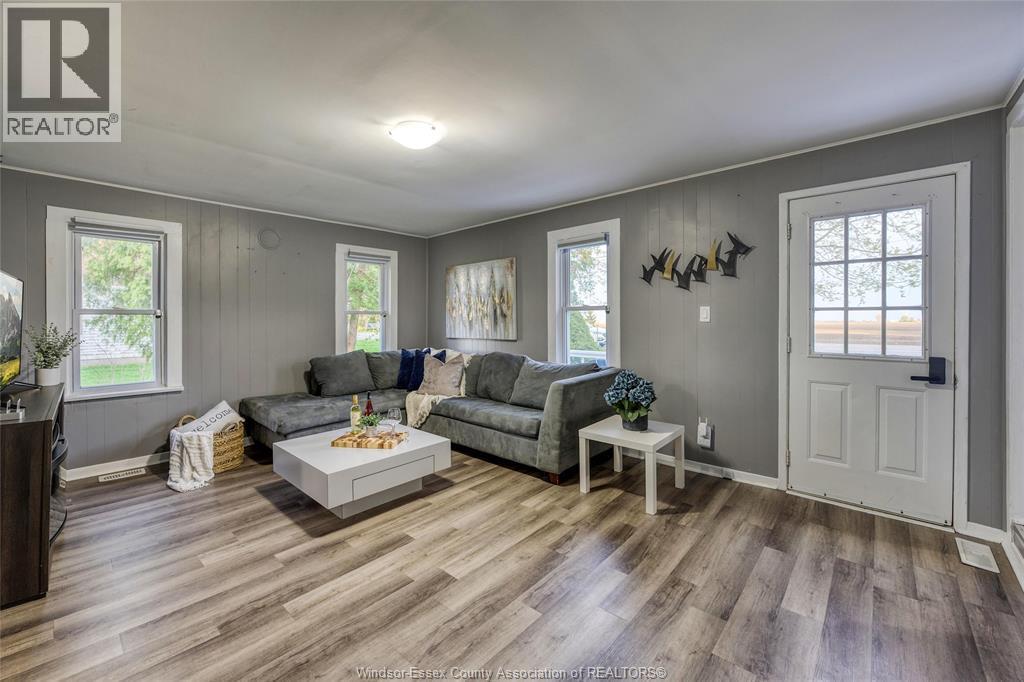 54 Main St, Mitchell'S Bay, ON - Indoor Photo Showing Living Room